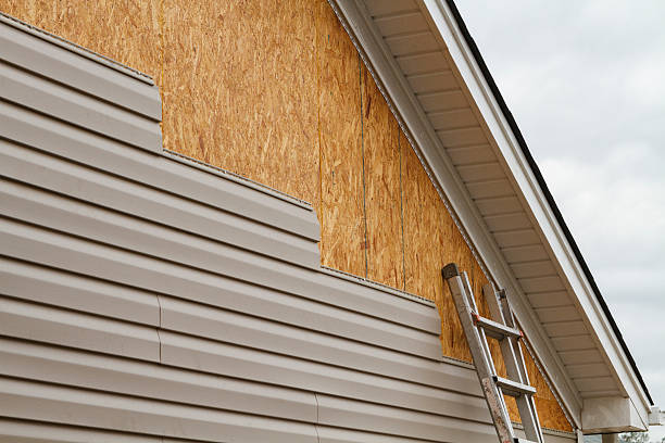 Professional Siding Contractor technician working in Mechanicstown, OH